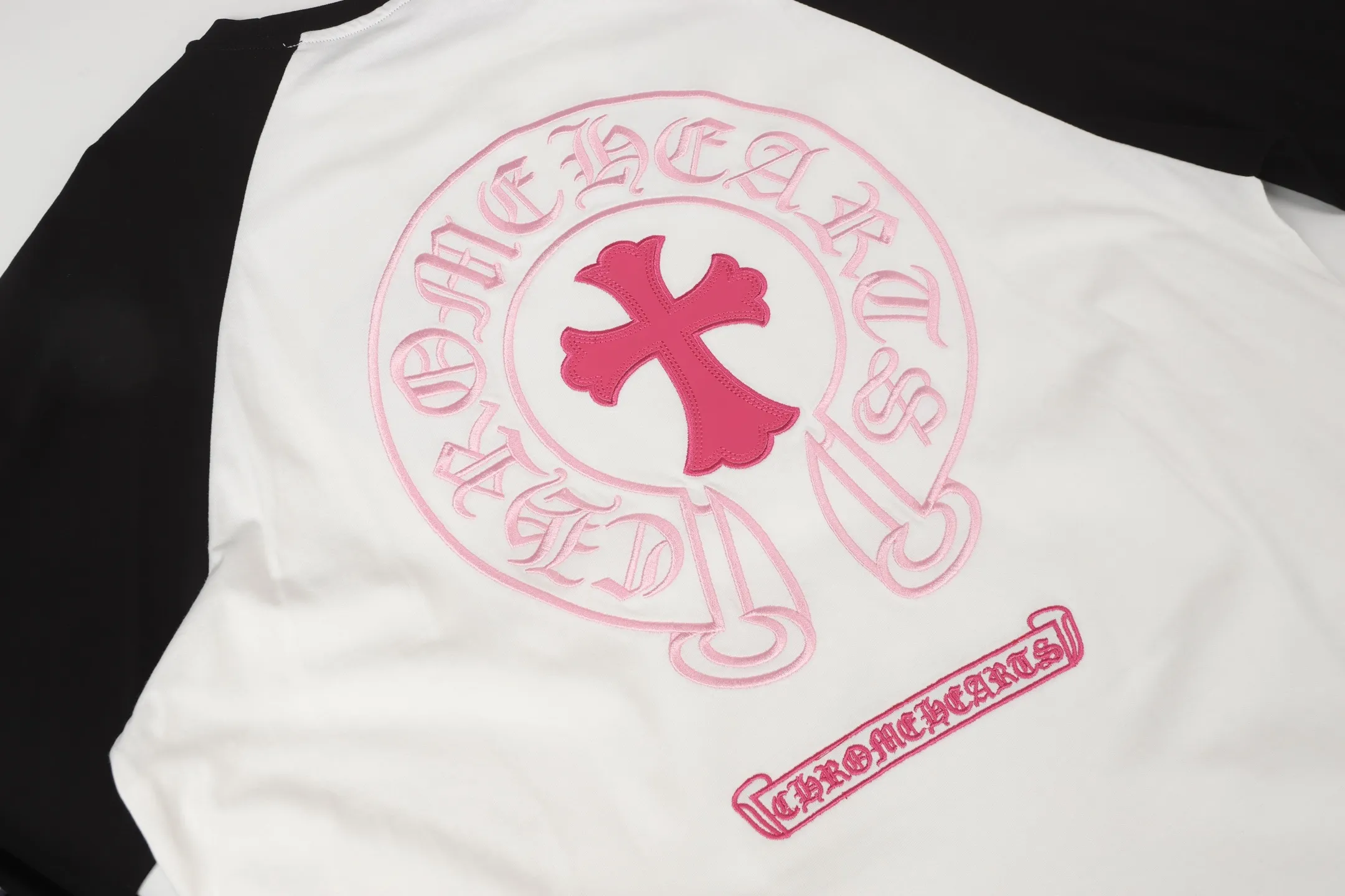 P170 Cross-border quantity model, please do not place an order if you are pursuing quality -Chrome Hearts/Chrome Hearts Xiaohongshu popular Sanskrit horseshoe stitching embroidered long-sleeved T-shirt -High weight, high density and high quality, soft, delicate and skin-friendly wool, soft and silky to the touch, excellent warmth and skin-friendly properties -Customized weaving and dyeing, no color difference, no matter the fabric or workmanship details, beat the ordinary version on the market -Colour: black with white, black with pink -Size: S M L XL